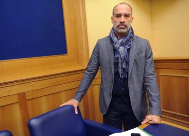 Caso De Angelis, surreale chiedere le sue dimissioni: ecco perché…