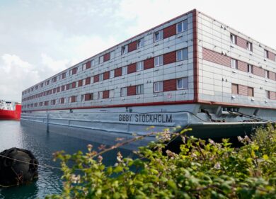 Migranti sulla chiatta galleggiante: bufera sul “metodo british” di Sunak