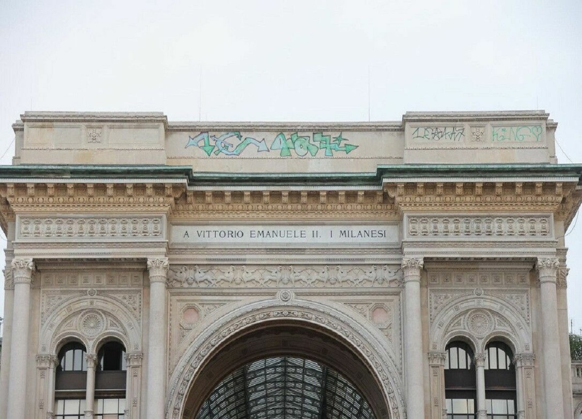 Milano, vandali alla Galleria in Duomo. Fontana: “Paghino tutto” Milano, vandali alla Galleria in Duomo. Fontana: “Paghino tutto”