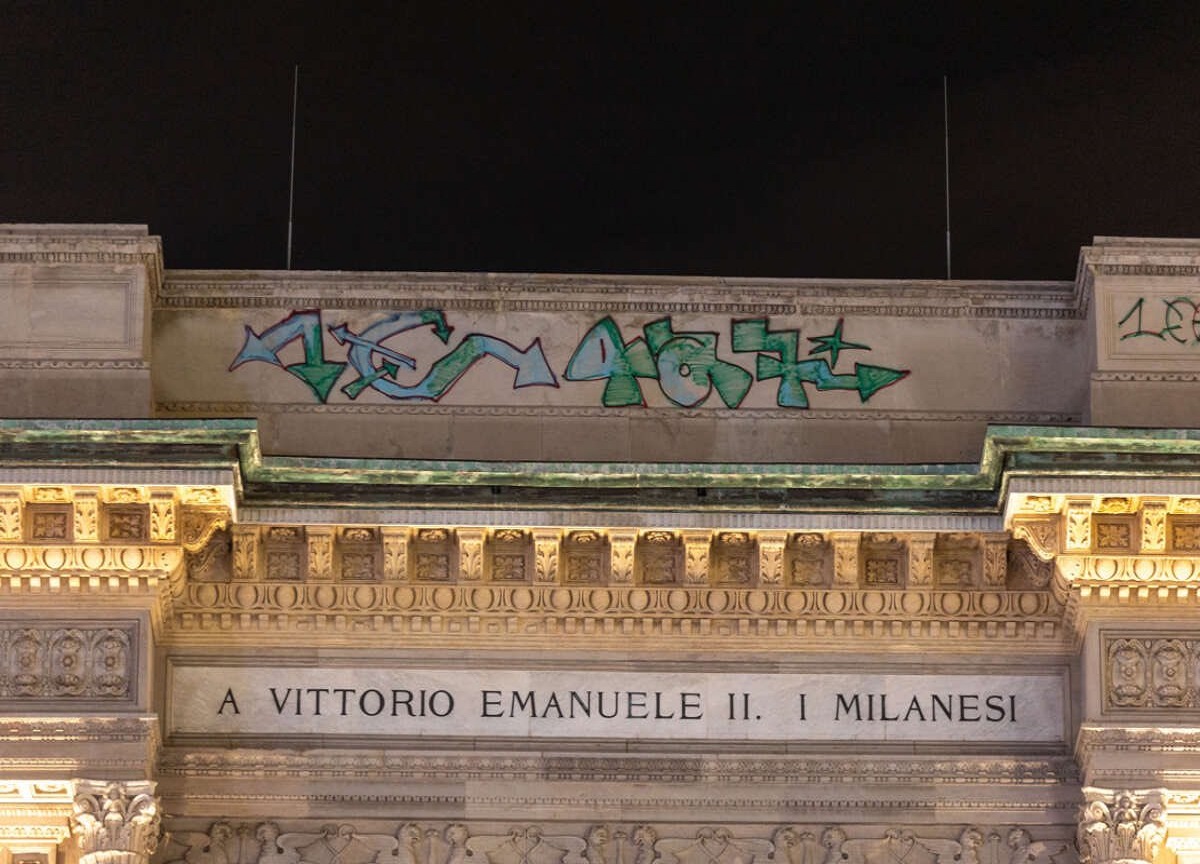 Milano, vandali alla Galleria in Duomo. Fontana: “Paghino tutto” Milano, vandali alla Galleria in Duomo. Fontana: “Paghino tutto”