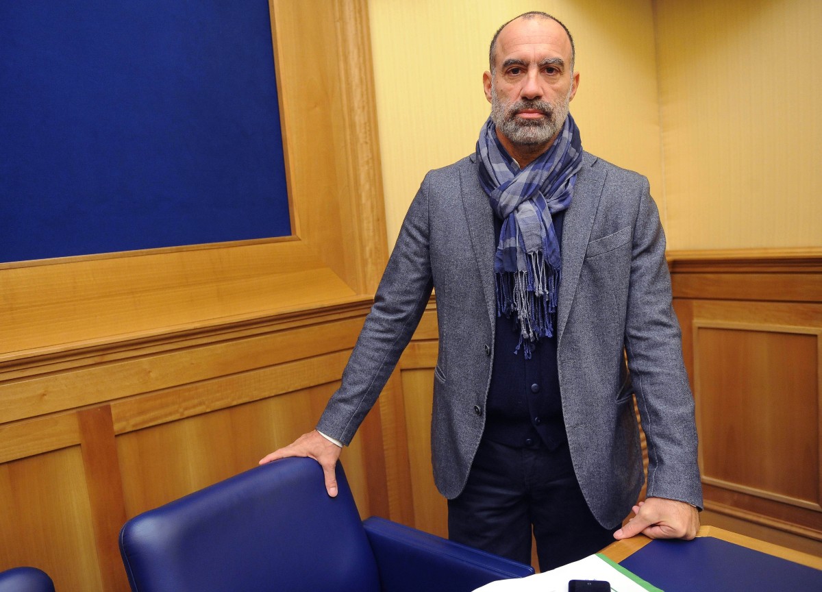 Caso De Angelis: l’imbeccata di una domenica d’agosto tradisce il fuoco amico Caso De Angelis: l’imbeccata di una domenica d’agosto tradisce il fuoco amico