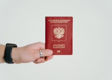 L’Italia sospende i visti d’oro per i cittadini russi dopo un anno di ritardo