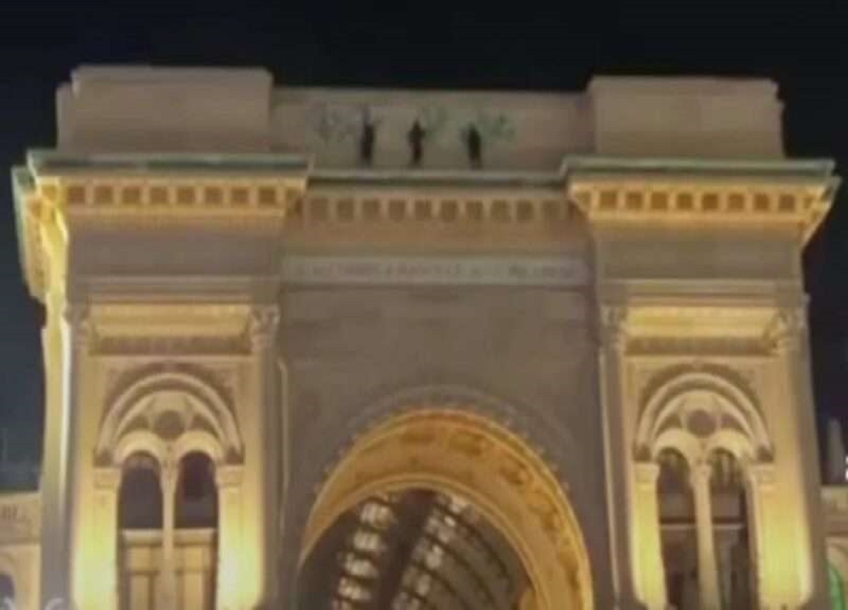 Milano, vandali alla Galleria in Duomo. Fontana: “Paghino tutto” Milano, vandali alla Galleria in Duomo. Fontana: “Paghino tutto”