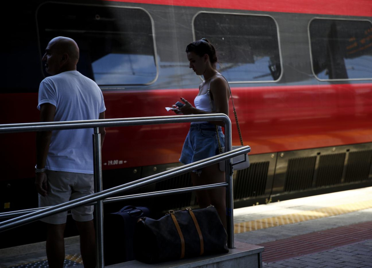 Caos treni, la telefonata anonima e il falso pacco bomba. Ritardi di sei ore