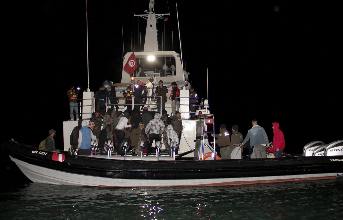 Migranti: nuovo naufragio al largo di Lampedusa, “41 morti e 4 sopravvissuti” Migranti: nuovo naufragio al largo di Lampedusa, “41 morti e 4 sopravvissuti”