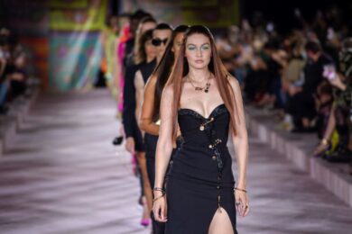 Tapestry compra Capri, Versace e Jimmy Choo: le nozze del secolo nella moda