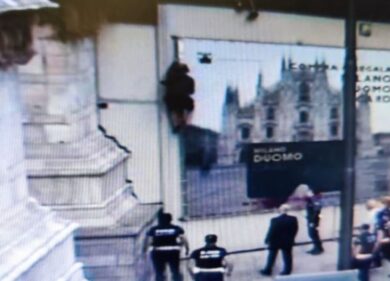 Duomo di Milano, due climber francesi scalano la guglia della Madonnina