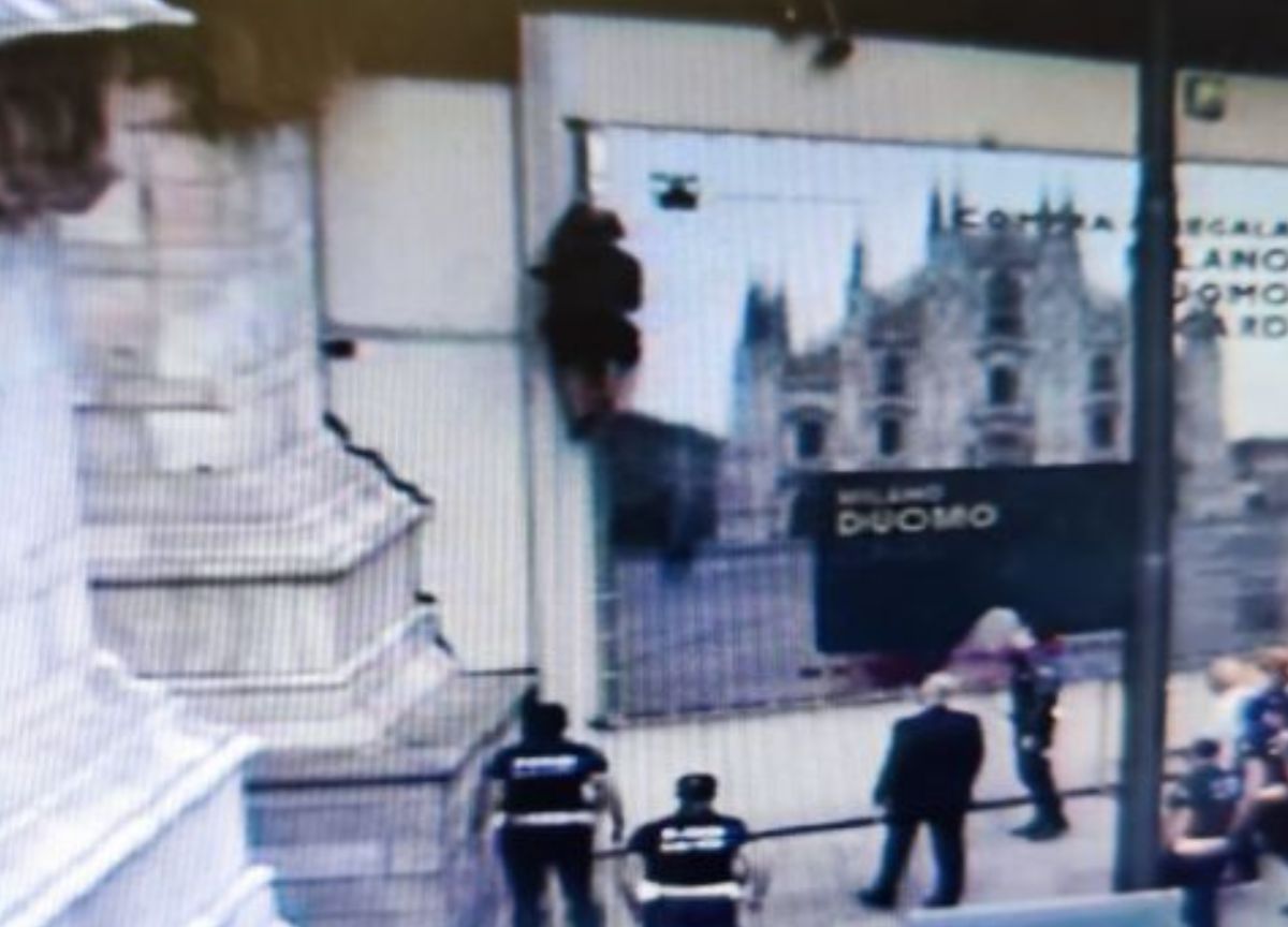 Duomo di Milano, due climber francesi scalano la guglia della Madonnina Duomo di Milano, due climber francesi scalano la guglia della Madonnina