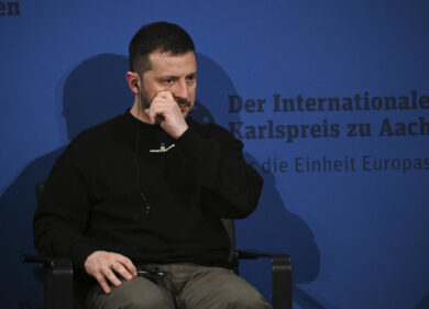 Zelensky licenzia i capi del reclutamento militare: fuori le “mele marce”
