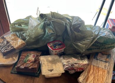 Chiudono il negozio per ferie e regalano cibo ai bisognosi