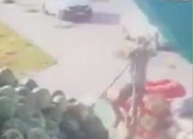 Commerciante prova a chiudere l’ombrellone ma finisce male: VIDEO