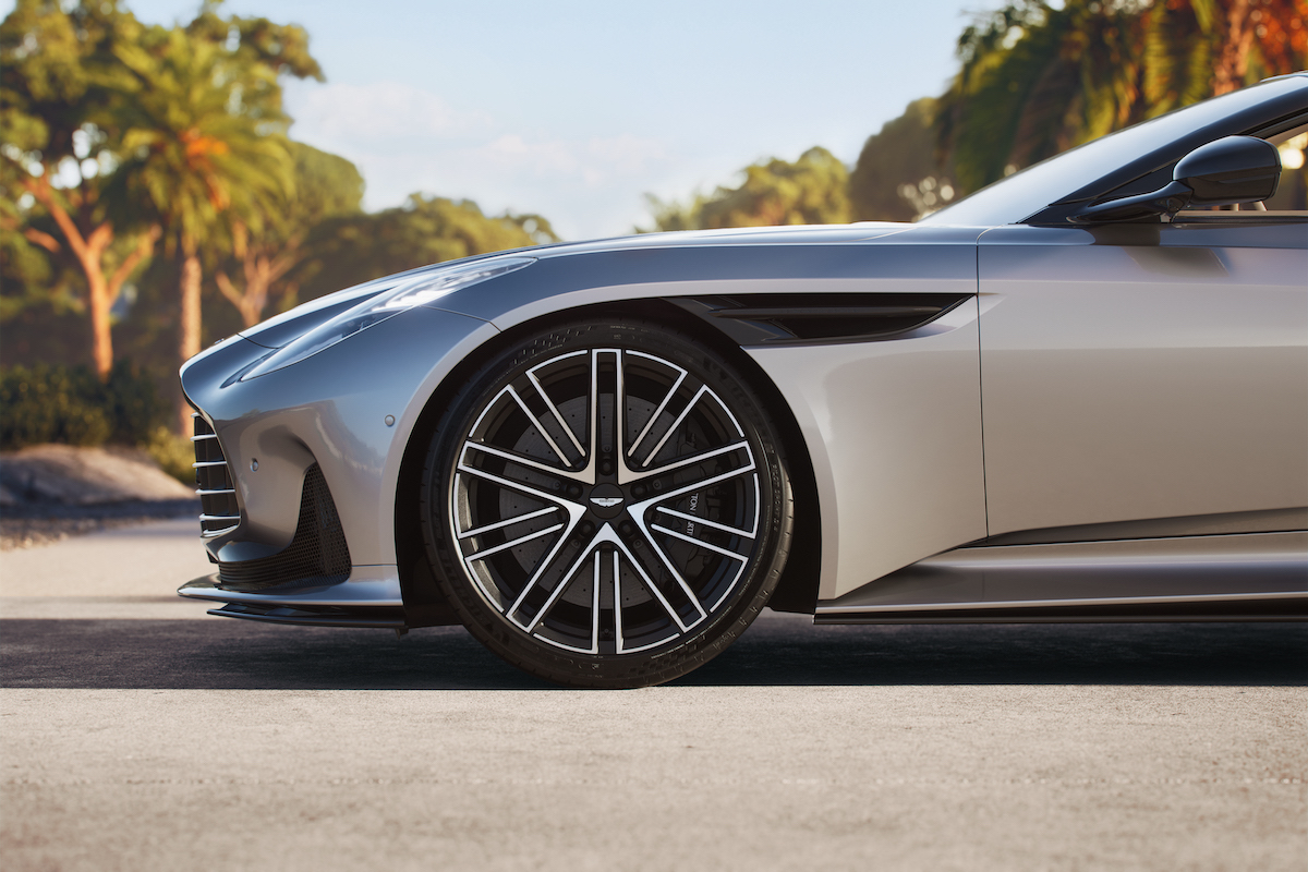 Alla Monterey Car Week  Aston Martin svela la nuova DB12 Volante