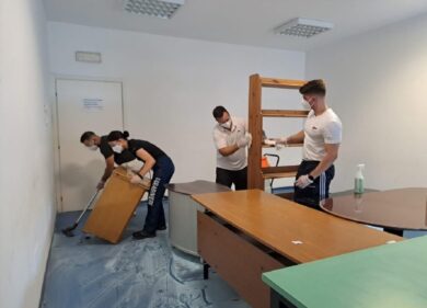 Milano, la chiesa viene vandalizzata. I Carabinieri aiutano a sistemarla