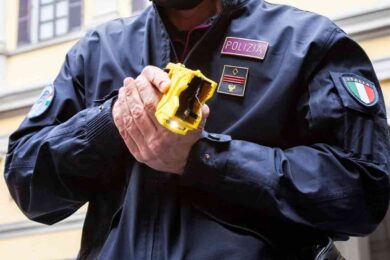 Corre nudo e i carabinieri lo fermano con il taser: 35enne muore in ambulanza