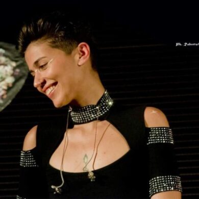 A Rainews24 non sanno più l’italiano. Il clamoroso caso dell’intervista alla cantante Moà