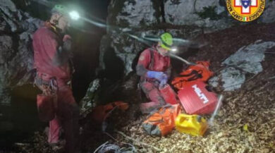 Salerno, speleologa si infortuna a 130 metri di profondità: recuperata