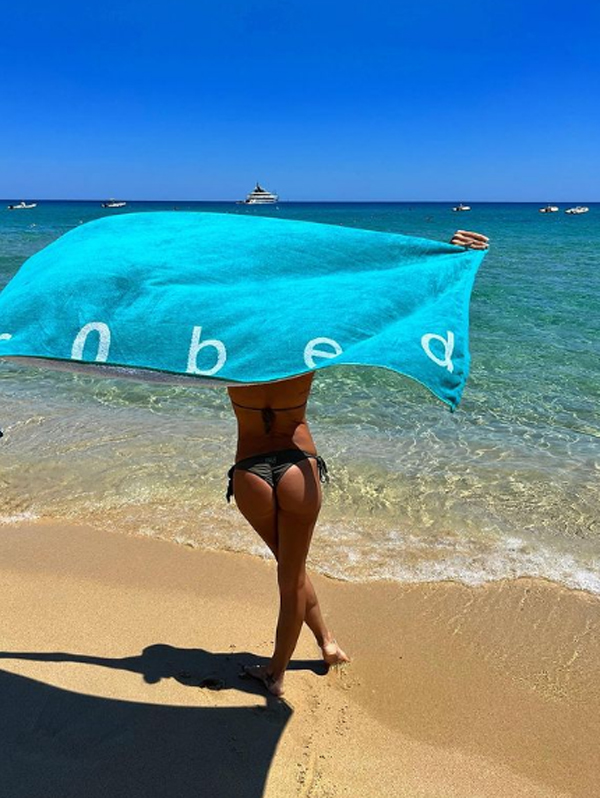 Giorgia Palmas, mini-perizoma e lato B in primo piano: lady Magnini da infarto