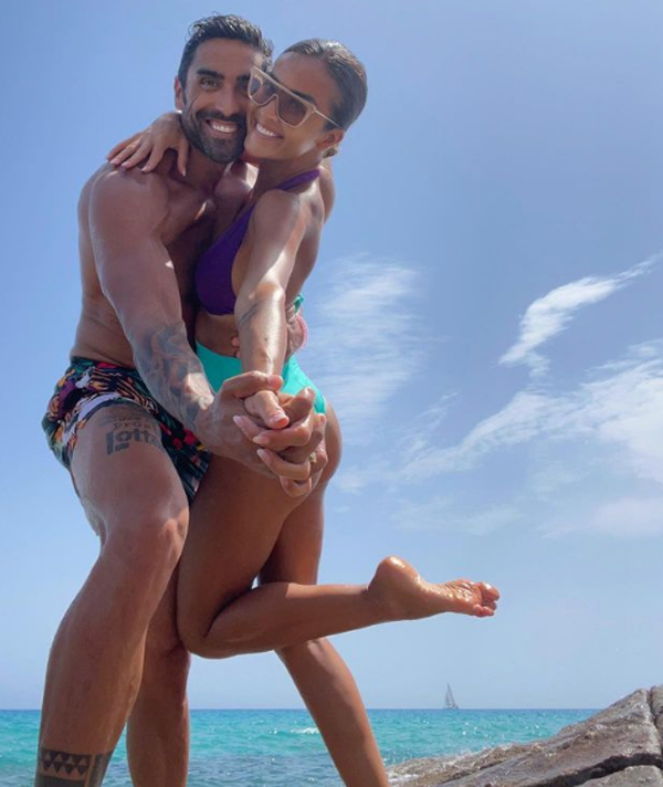 Giorgia Palmas, mini-perizoma e lato B in primo piano: lady Magnini da infarto