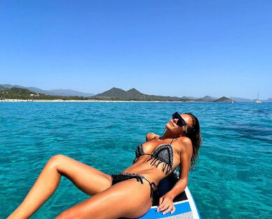 Giorgia Palmas, mini-perizoma e lato B in primo piano: lady Magnini da infarto