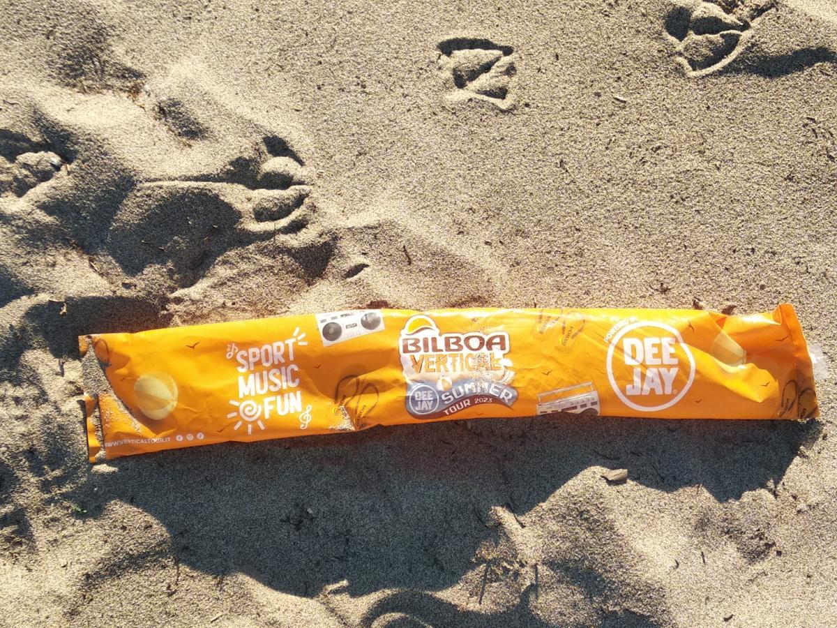 SummerTour RadioDeejay, tra cicche di sigarette accese in pineta e spazzatura