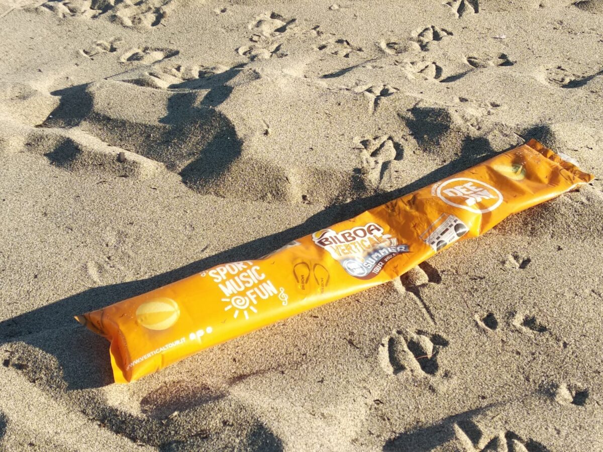 SummerTour RadioDeejay, tra cicche di sigarette accese in pineta e spazzatura