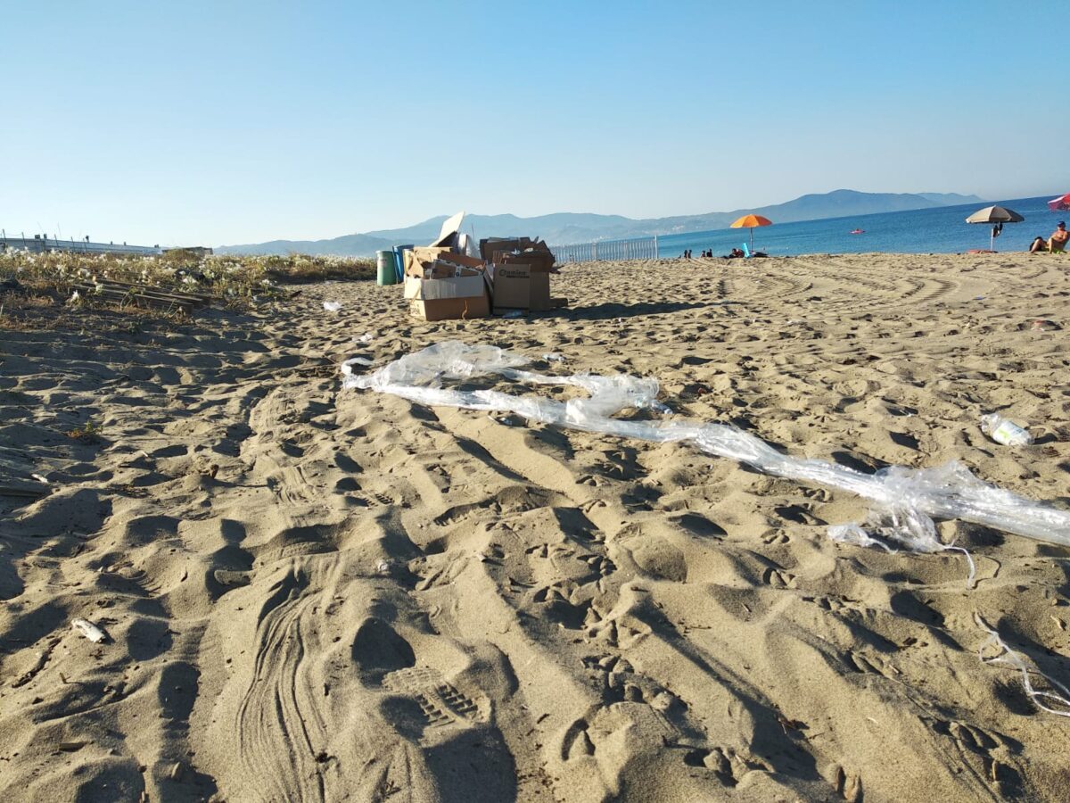 SummerTour RadioDeejay, tra cicche di sigarette accese in pineta e spazzatura