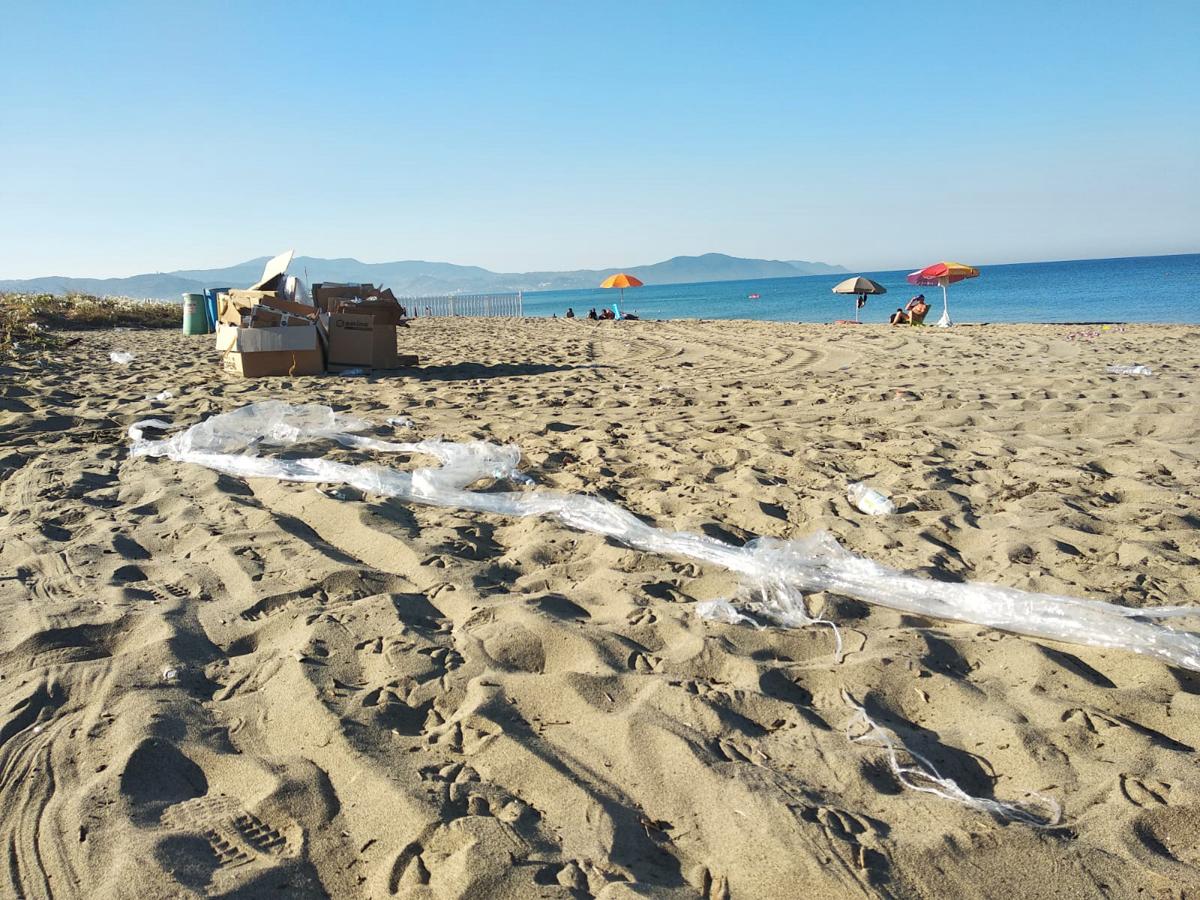 SummerTour RadioDeejay, tra cicche di sigarette accese in pineta e spazzatura