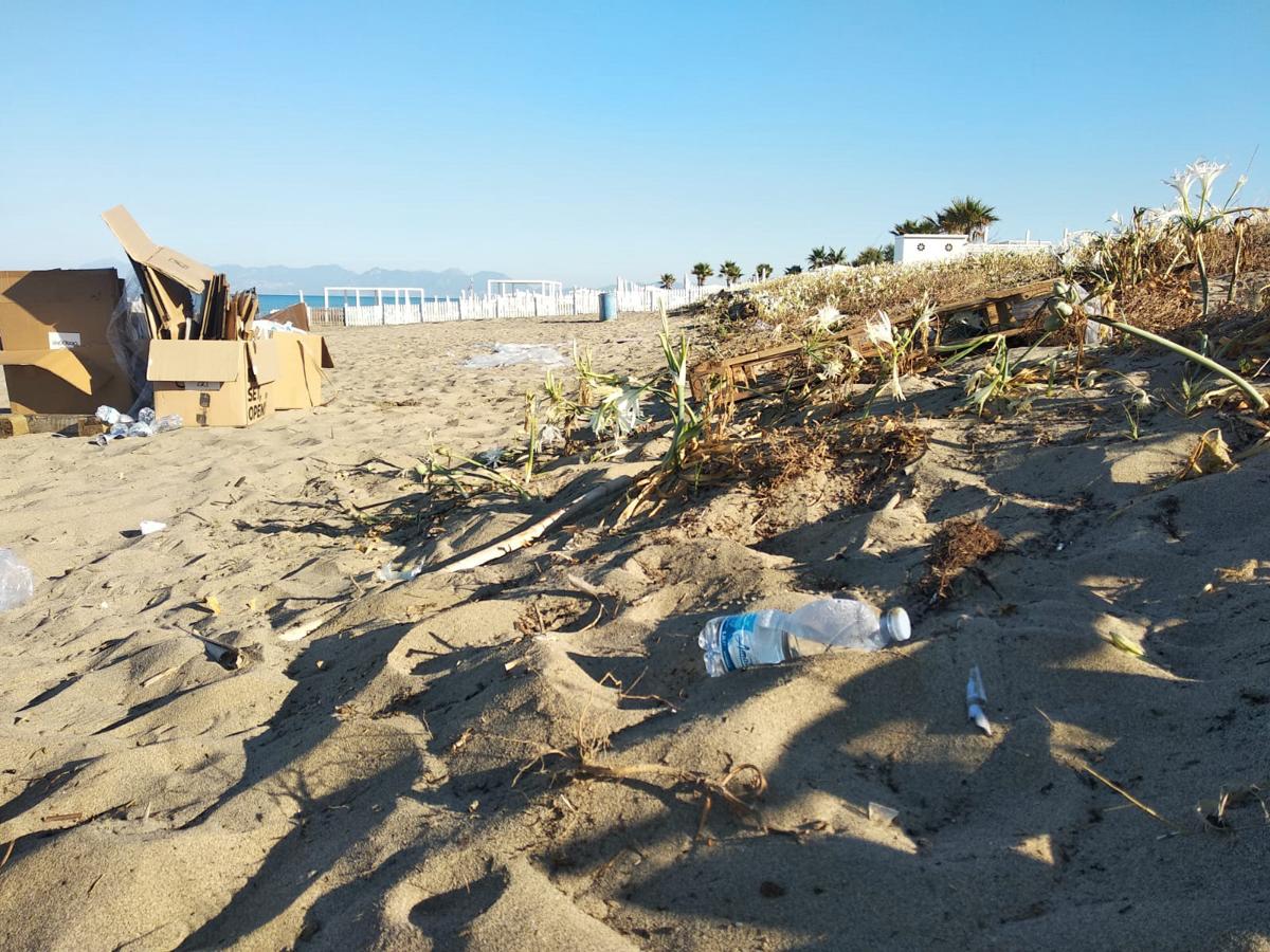 SummerTour RadioDeejay, tra cicche di sigarette accese in pineta e spazzatura