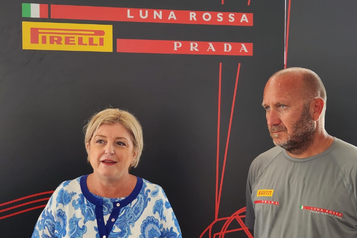 La ministra Calderone visita la base operativa di Luna Rossa La ministra Calderone visita la base operativa di Luna Rossa