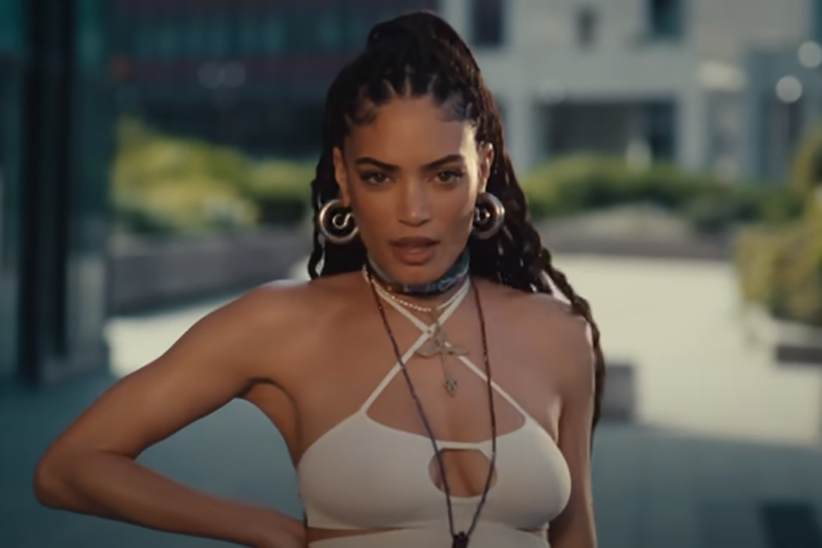 Elodie, reggiseno nero esplosivo: sensualità a mille! Iannone e quella sliding doors…