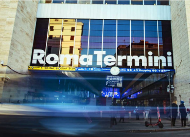 Roma, tenta di rubare una pistola al poliziotto e semina il panico a Termini