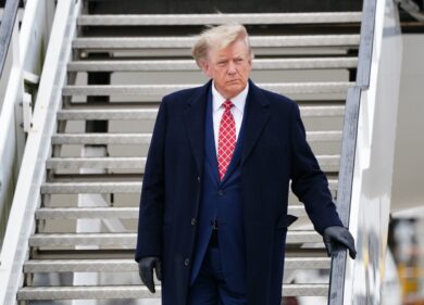 Trump pronto a consegnarsi. Stavolta con foto segnaletiche e impronte digitali