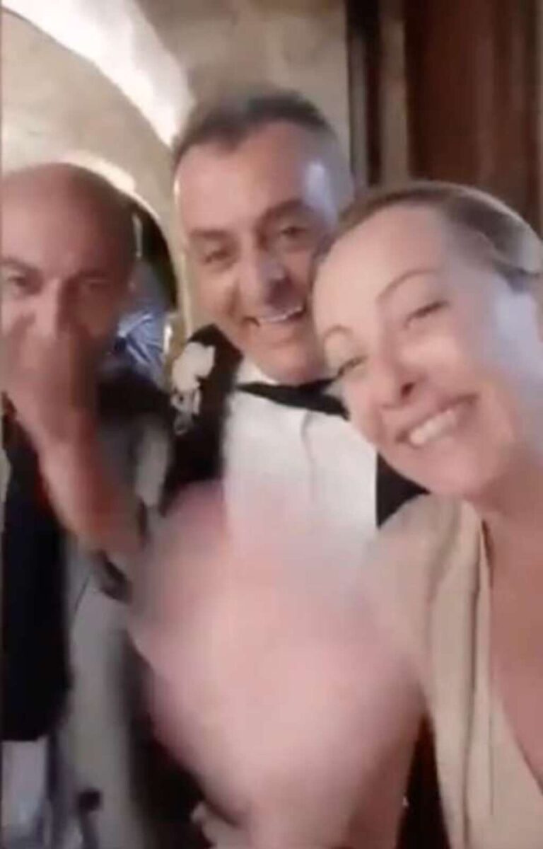 Meloni anche “wedding planner”. Apre le porte della masseria. Video Meloni anche “wedding planner”. Apre le porte della masseria. Video