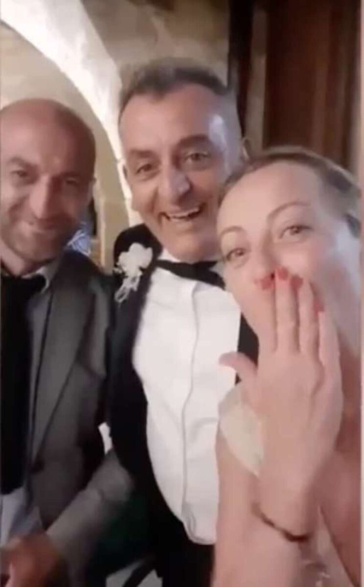 Meloni anche “wedding planner”. Apre le porte della masseria. Video Meloni anche “wedding planner”. Apre le porte della masseria. Video