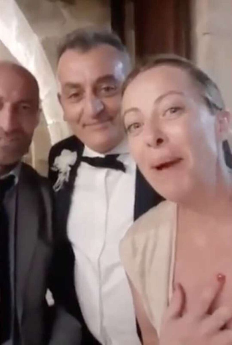 Meloni anche “wedding planner”. Apre le porte della masseria. Video Meloni anche “wedding planner”. Apre le porte della masseria. Video