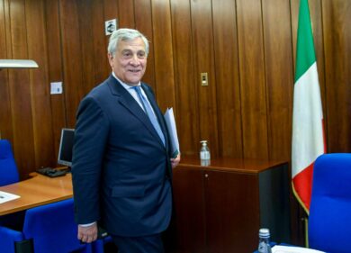 Tassa sulle banche, Tajani ad Affari: “Nessuna pressione dai figli di Silvio”