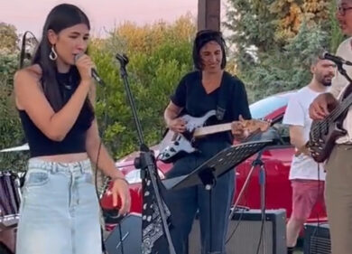 Elly Schlein se la canta e se la suona: la segretaria del Pd imbraccia la chitarra alla festa dell’Unità di Castiglione del Lago