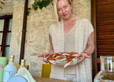 Meloni, il “vedo non vedo” nello scatto di Lollobrigida scatena i social. FOTO