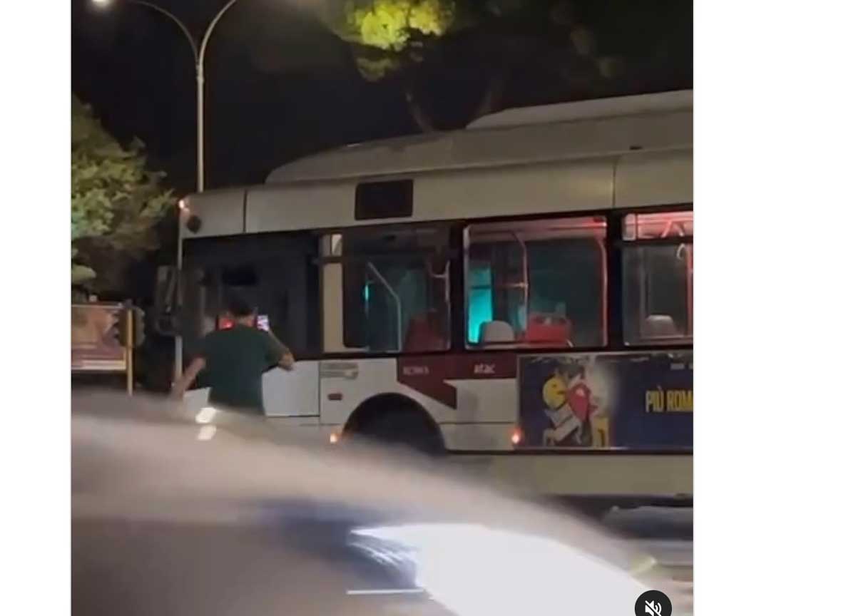 Roma choc, la lite in strada con l’autista dell’Atac finisce a sputi in faccia