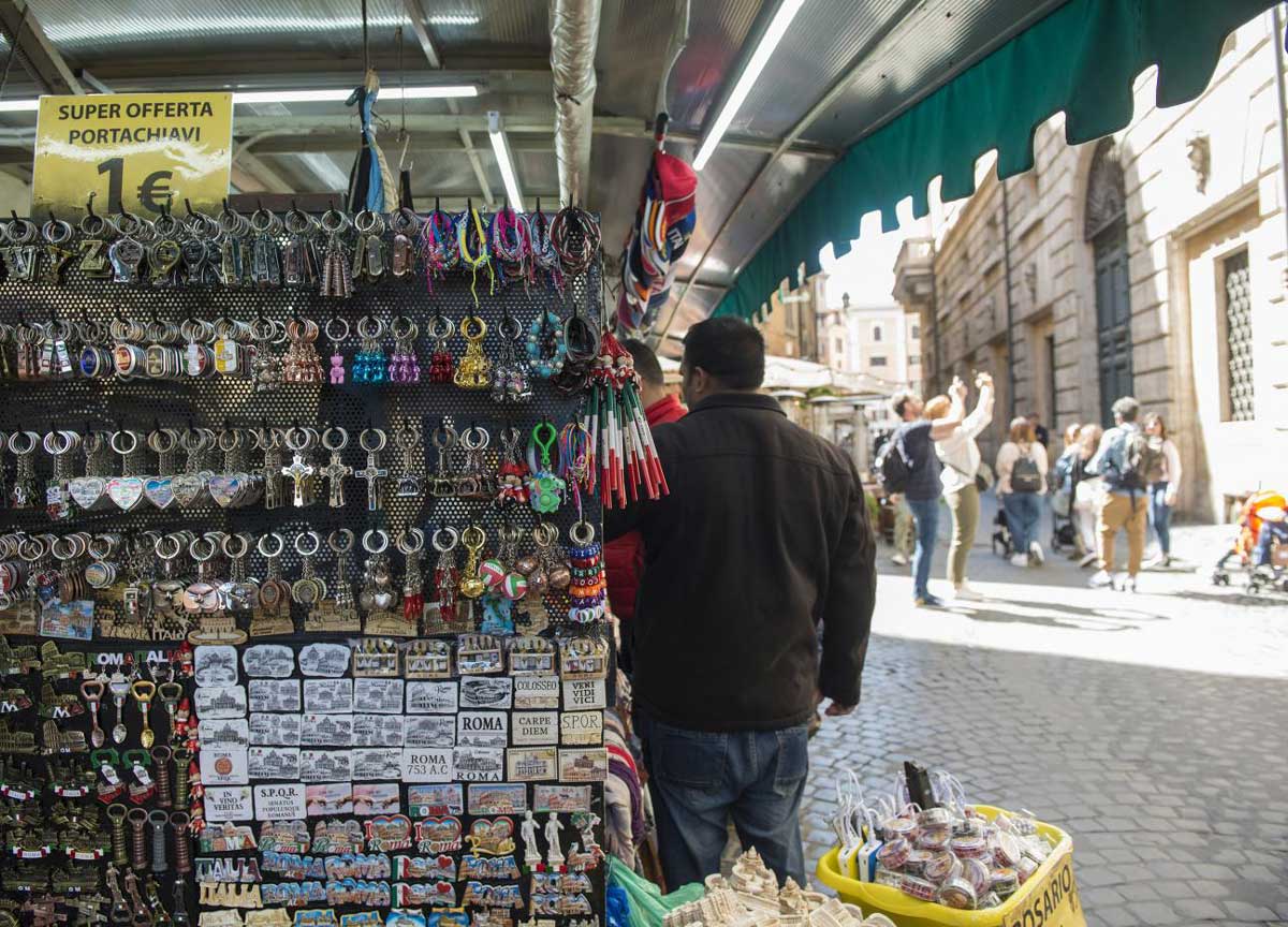 Roma, multare chi acquista dai vu’ cumprà. La Lega. “Tuteliamo i commercianti”