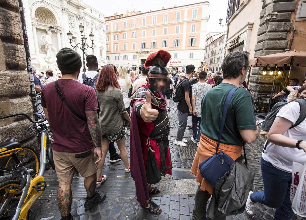 Roma, multare chi acquista dai vu’ cumprà. La Lega. “Tuteliamo i commercianti”