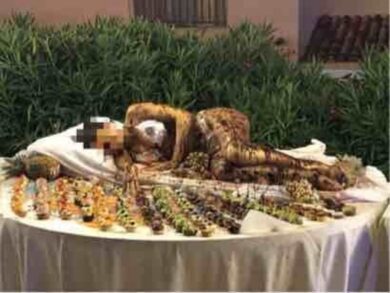 Gallura, nel buffet in hotel ragazza coperta di cioccolato: bufera social