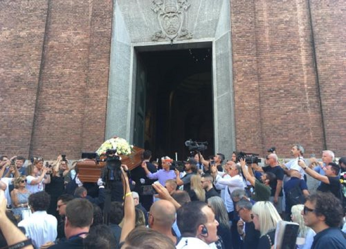 Funerali di Toto Cutugno a Milano, la folla intona “L’Italiano”. VIDEO Funerali di Toto Cutugno a Milano, la folla intona “L’Italiano”. VIDEO
