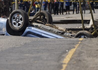 Milano, si apre una voragine nell’asfalto: auto inghiottita
