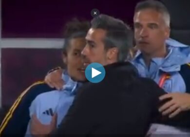 Bufera sull’allenatore della Spagna: tocca il seno all’assistente