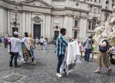 Roma fuori controllo, al Pantheon un suk: sulla piazza ambulanti ovunque