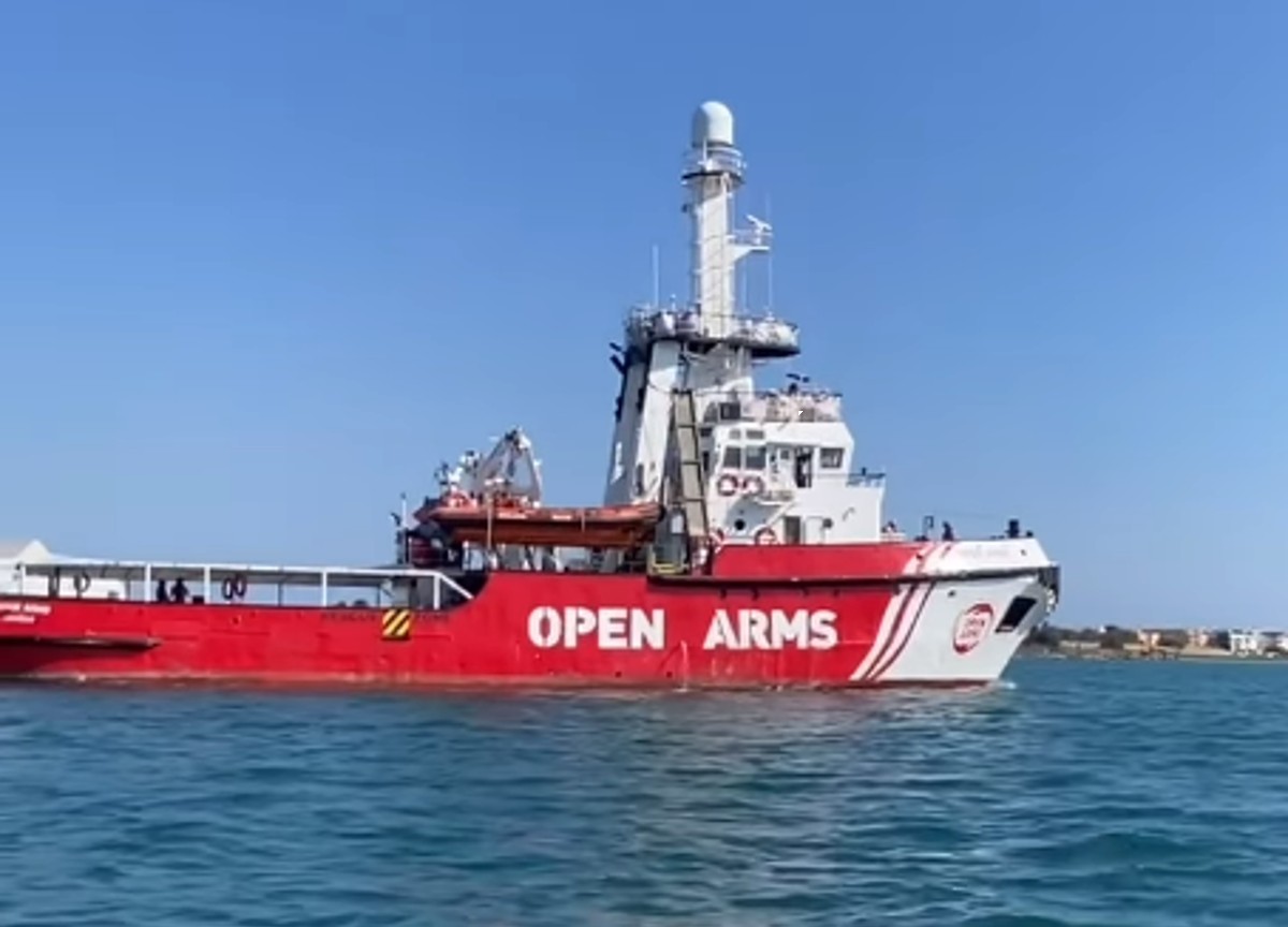 “Governo disumano”, “applichiamo la legge”. Migranti, scontro Schlein-Meloni