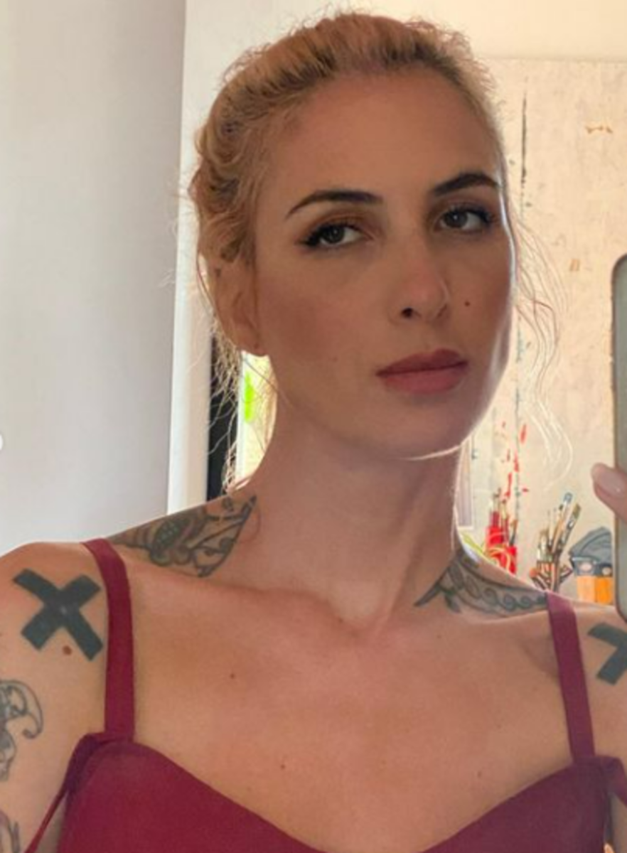 Ema Stokholma: “Ho sputato dal ponte da cui mia madre mi disse di buttarmi” Ema Stokholma: “Ho sputato dal ponte da cui mia madre mi disse di buttarmi”