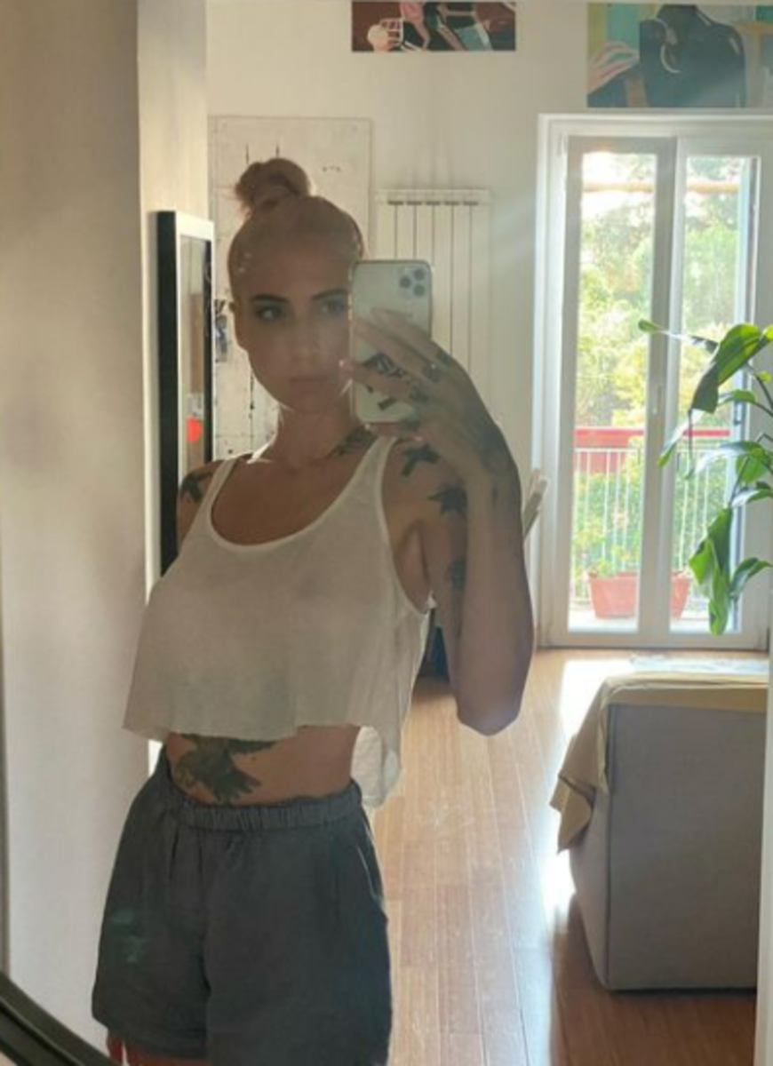 Ema Stokholma: “Ho sputato dal ponte da cui mia madre mi disse di buttarmi” Ema Stokholma: “Ho sputato dal ponte da cui mia madre mi disse di buttarmi”