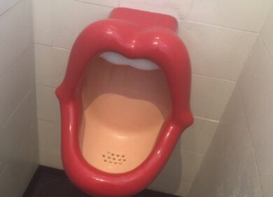 Orinatoio a forma di bocca: oggi è bufera ma c’è da anni anche a Milano…